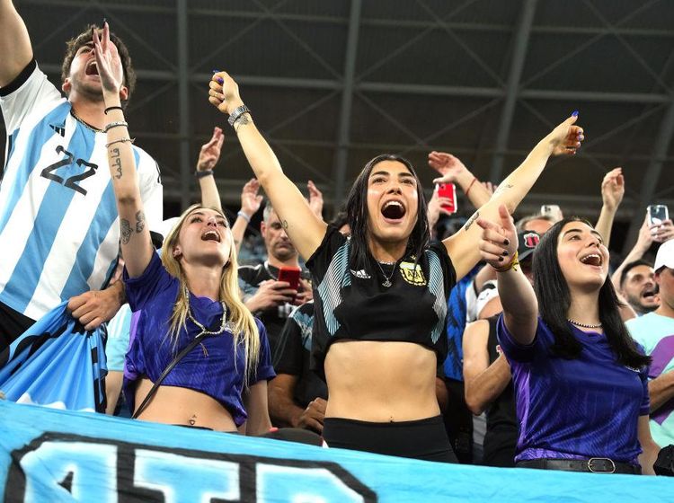 Suka Cita Suporter Argentina Usai Messi Cs Lolos 16 Besar Piala Dunia
