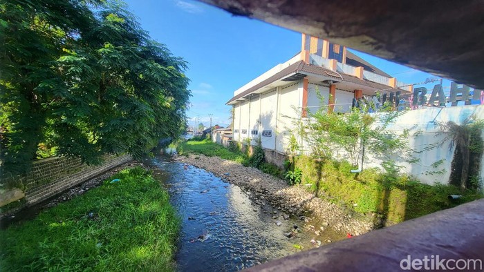 Sungai Cipalabuan, Palabuhanratu, Kabupaten Sukabumi mengalami pendangkalan ekstrem.