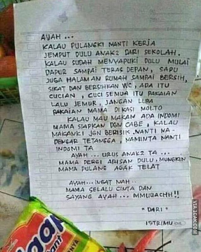 Ketika istri pergi arisan maka suami harus bisa menggantikan jadi bapak rumah tangga. Asal nggak setiap hari aja ya, bisa-bisa suami komplain deh.. Foto: 1cak.com