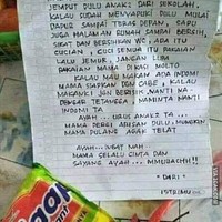 Ketika istri pergi arisan maka suami harus bisa menggantikan jadi bapak rumah tangga. Asal nggak setiap hari aja ya, bisa-bisa suami komplain deh.. Foto: 1cak.com