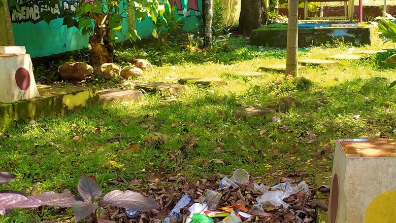Taman Bermain Anak di Dompu NTB Kondisi Taman Bermain Anak di Dompu NTB yang penuh tumpukan sampah