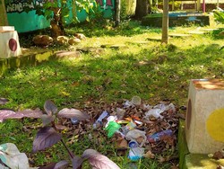 Selain tanaman menjalar dan semak, taman bermain ini juga dipenuhi tumpukan sampah berbagai jenis seperti sampah plastik dan lainnya. (Foto: Faruk)