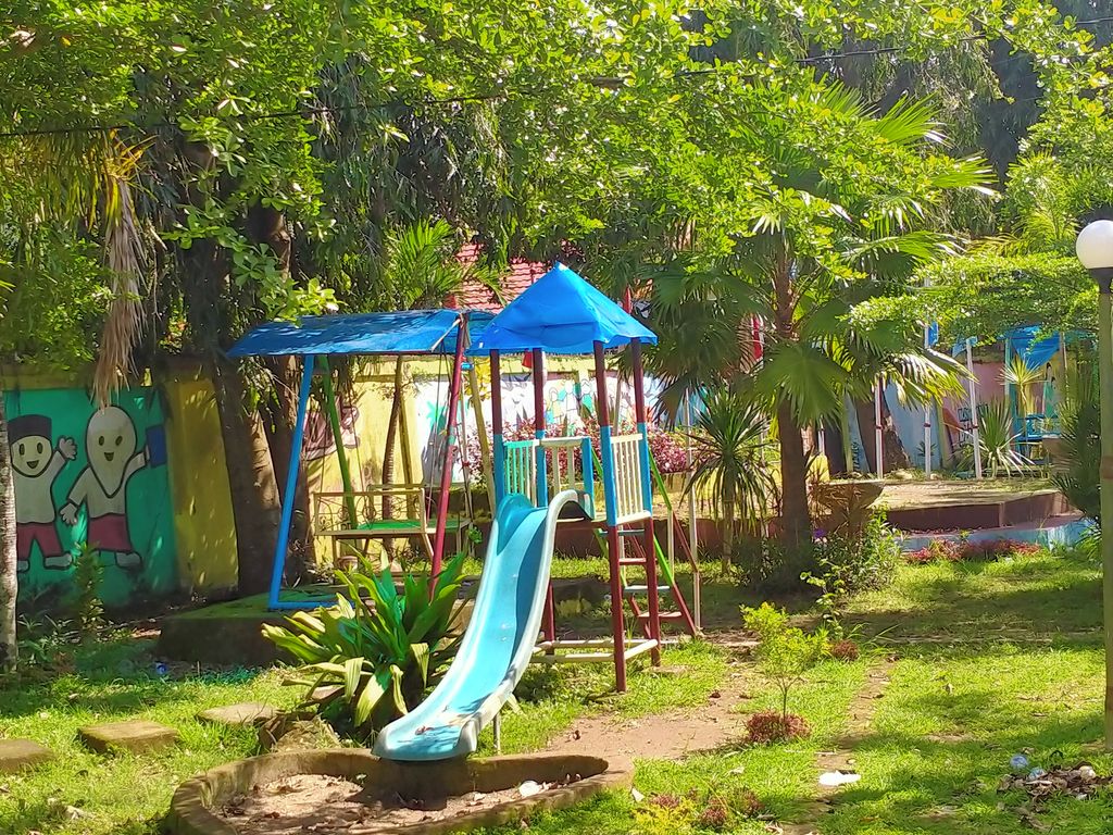 Kondisi Taman Bermain Anak di Dompu, NTB yang tak terawat