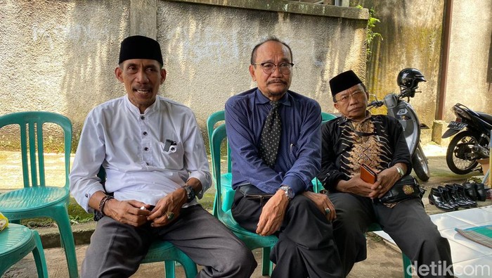 Tatang Jauhari alias Si Bangor (kiri) menjelaskan soal amplop pemilihan ketua LMP.