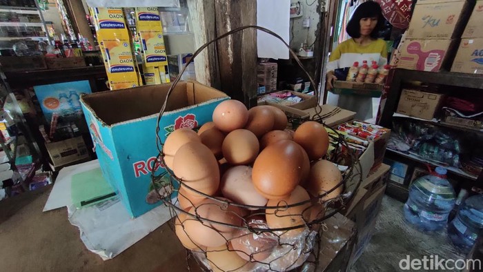 Telur ayam di Kulon Progo tembus Rp 30 ribu per kg, Kamis (1/12/2022).
