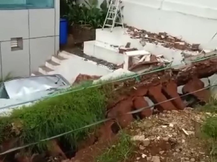 Tembok roboh timpa 4 kendaraan di Bintaro Tangsel
