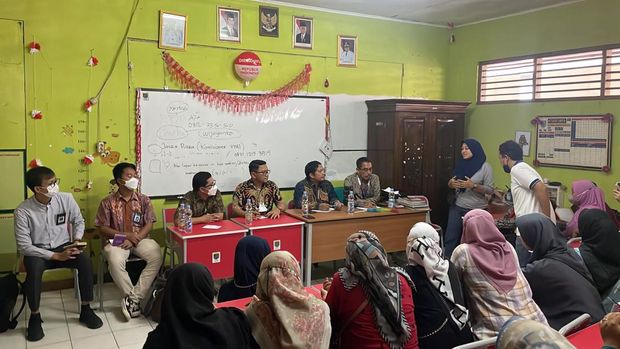 Tim Kemendikbud berdialog dengan ortu murid di SDN Pondok Cina 1 Kota Depok pada Kamis (1/12/2022) (dok PSI)