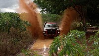Naoya menjelaskan bahwa mobil pikap kabin ganda Mitsubishi Triton yang digunakan dalam event tersebut merupakan mobil yang minim modifikasi. Meski tak banyak ubahan, mobil tersebut mampu tampil kompetitif. Foto: dok. MMKSI