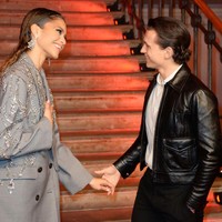 Hubungan asmara Tom Holland dan Zendaya terkonformasi Juli 2021, setelah keduanya kedapatan berciuman di mobil. Foto: Getty Images