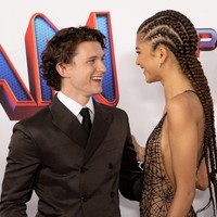 Rumor mengenai pertunangan Tom Holland dan Zendaya pertama kali muncul pada Oktober 2021. Dalam tip anonim yang dikirim ke akun gosip selebriti, DeuxMoi, seseorang mengaku mendengar percakapan tentang dugaan pertunangan pasangan muda tersebut. Foto: Getty Images