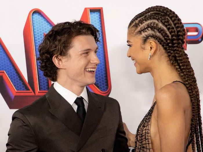 Tom Holland dan Zendaya LOS ANGELES, CALIFORNIA - DECEMBER 13: (L-R) Tom Holland and Zendaya attendsthe Los Angeles premiere of Sony Pictures Spider-Man: No Way Home on December 13, 2021 in Los Angeles, California. (Photo by Emma McIntyre/Getty Images)