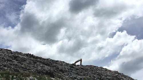 Gunungan sampah di TPA Kebon KongokDesa Suka Makmur Kecamatan Gerung Lombok Barat, Kamis (1/12/2022).