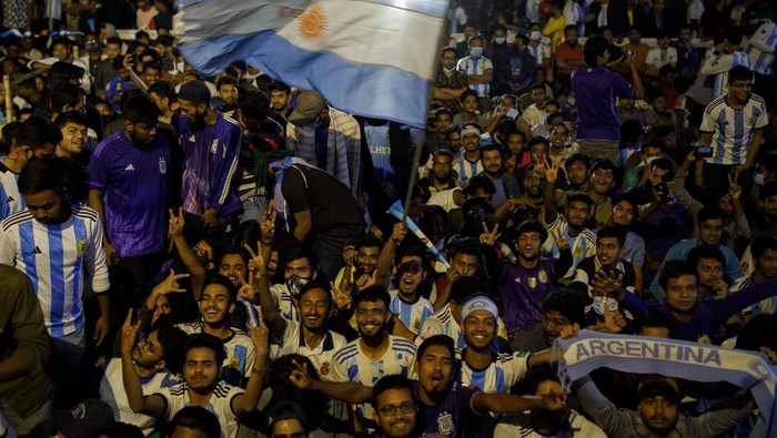 DHAKA, BANGLADESH - 2022/12/01: (EDITORS NOTE: Image taken with a drone)-Bangladeshi football lovers watching the FIFA world cup 2022 Qatar match between Argentina and Poland on a big screen at Mohsin hall field in the Dhaka University area. (Photo by K M Asad/LightRocket via Getty Images)