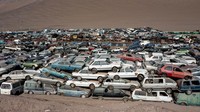 Ratusan kendaraan tetap berada di TPA kota Los Verdes di Gurun Atacama, 30 km selatan kota Iquique, Chili, Sabtu (12/11/2022). Gurun Atacama beriklim ekstrem dan dianggap paling kering di dunia.