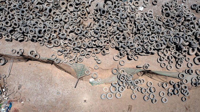 Hundreds of vehicles remain at the Los Verdes municipal landfill in the Atacama Desert, 30 km south of the city of Iquique, Chile, on November 12, 2022. - Hills of clothes from the United States, Asia and Europe; used cars from Japan or Korea and thousands of tires contaminate extensive areas of the immense but vulnerable Atacama desert in northern Chile, which has become the planet's 