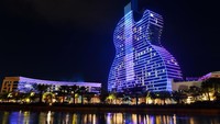 Nah, Hard Rock Cafe berencana untuk membangun hotel baru yang mengadopsi bentuk ikonik ini. Ya, mereka berencana membangun sebuah hotel yang berbentuk gitar raksasa.