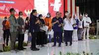 Dalam acara ini, Mendag Zulkifli Hasan menyerahkan NIB secara simbolis kepada 10 dari 550 pelaku UMK perseorangan yang hadir dari seluruh Kabupaten/Kota di Provinsi Lampung.