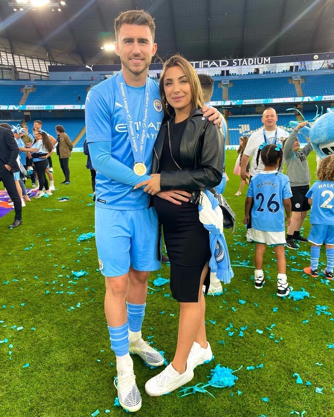 Sara Botello, Pacar Aymeric LaporteDikatakan jika Sara Botello rela bolak-balik kota asalnya, Bilbao dan Manchester demi menemani suaminya. Foto: Instagram