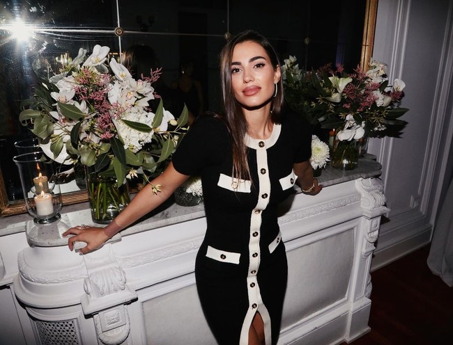 Wanita yang meninggalkan studi arsitekturnya itu kini seorang model dan selebgram. Di Instagram, ia sering memamerkan pose seksi hingga liburan mewah. Foto: Instagram