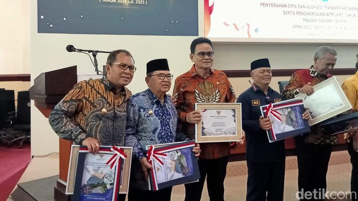 Wali Kota Makassar Danny Pomanto (paling kiri) usai menerima DIPA dan TKDD 2023.
