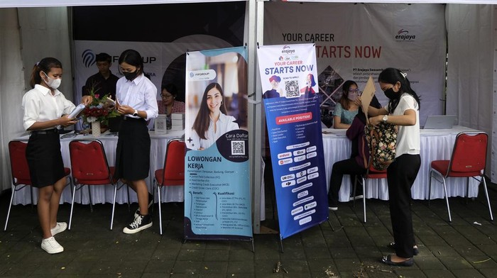 Warga Bali Yuk Merapat ke Pasar Kerja Festival 2022 Petugas melayani pelamar kerja saat acara Pasar Kerja Festival 2022 di Denpasar, Bali, Kamis (1/12/2022). Kegiatan yang digelar oleh Pemerintah Kota Denpasar pada 1-3 Desember 2022 tersebut menyediakan 2.600 lowongan kerja sebagai upaya pemulihan ekonomi melalui pemberdayaan sumber daya manusia (SDM) dalam pemanfaatan peluang kerja di dalam dan luar negeri. ANTARA FOTO/Nyoman Hendra Wibowo/nym.