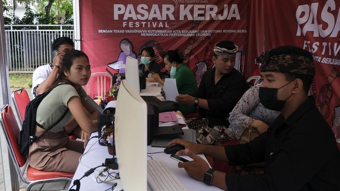 Warga Bali Yuk Merapat ke Pasar Kerja Festival 2022 Petugas melayani pelamar kerja saat acara Pasar Kerja Festival 2022 di Denpasar, Bali, Kamis (1/12/2022). Kegiatan yang digelar oleh Pemerintah Kota Denpasar pada 1-3 Desember 2022 tersebut menyediakan 2.600 lowongan kerja sebagai upaya pemulihan ekonomi melalui pemberdayaan sumber daya manusia (SDM) dalam pemanfaatan peluang kerja di dalam dan luar negeri. ANTARA FOTO/Nyoman Hendra Wibowo/nym.