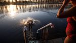 Warga China Santai Berenang di Danau Es, Kok Tahan ya?