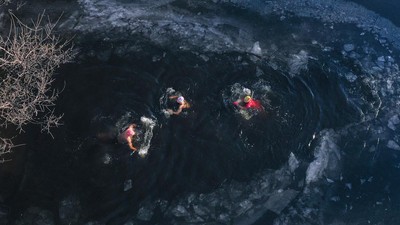 Warga China Santai Berenang di Danau Es, Kok Tahan ya?