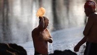 Selain itu banyak orang tua percaya bahwa berenang di musim dingin mampu meningkatkan sistem kekebalan tubuh.  