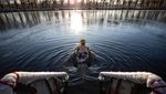 Warga China Santai Berenang di Danau Es, Kok Tahan ya?