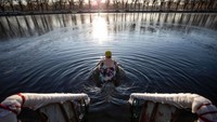 Biasanya warga akan berenang pada pagi atau sore hari.  