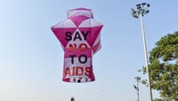 Balon udara bertuliskan Say No to AIDS mulai diterbangkan.  