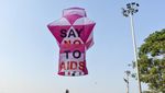 Warga Kolkata Terbangkan Balon Udara untuk Peringati Hari AIDS