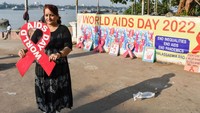 Spanduk bertuliskan World AIDS Day 2022 terlihat di kawasan tersebut.