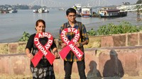 Warga Kolkata melakukan kampanye untuk peringati Hari AIDS sedunia di Kolkata, India, Rabu (30/11/2022).