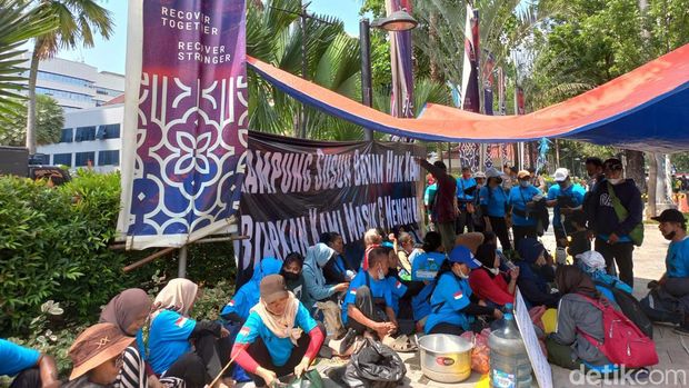 Warga Kampung Bayam menggelar aksi di Balai Kota DKI. Mereka menuntut PT JakPro segera menyerahkan kunci hunian Kampung Susun Bayam (KSB). (Anggi M/detikcom)