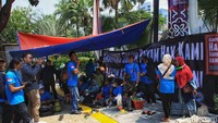 Mereka tampak mendirikan tenda.