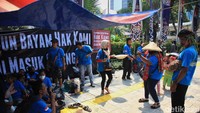 Demo warga masih berlanjut hingga Senin (20/2/2023) kemarin. Puluhan warga ke Balai Kota DKI Jakarta sambil mengenakan kaus seragam berwarna biru. (Ari Saputra/detikcom)