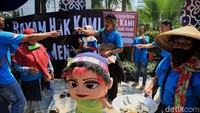 Dalam aksinya, warga duduk-duduk, bernyanyi dan berjoget.