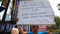 Orator juga menyinggung Kampung Susun Bayam yang kini sudah dikomersialkan. Dia lantas mendesak agar pemerintah segera memberikan hak hunian kepada warga. (Ari Saputra/detikcom)  