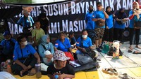 Sejumlah warga Kebon Bayam calon penghuni Kampung Susun Bayam, Jakarta Utara beraksi di depan Gedung Balai Kota DKI Jakarta, Kamis (1/12/2022).