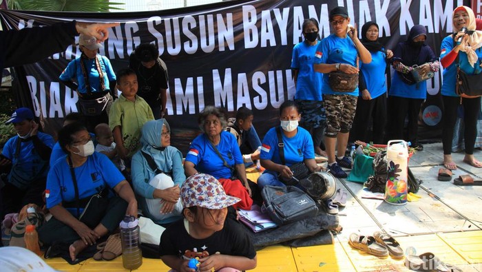 Warga Kebon Bayam Bikin Tenda dan Nyanyi-nyanyi di Balai Kota Warga Kebon Bayam beraksi dengan mendiri tenda di depan Balai Kota DKI Jakarta. Mereka menangih janji untuk dapat menghuni Kampung Susun Bayam.