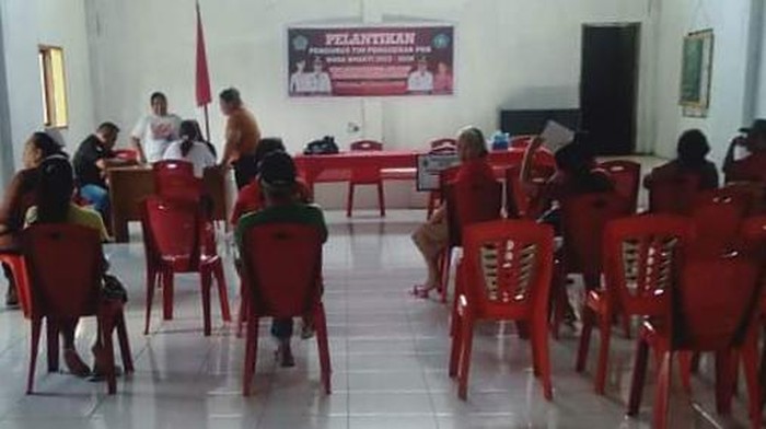 Warga saat antrean di Balai Desa Kaleosan, Minut.