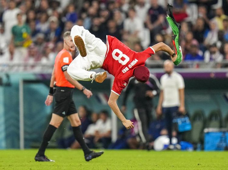 Suporter Salto di Lapangan Bawa Bendera Palestina