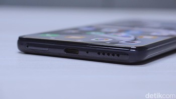 Ada port USB type C dan dual speaker stereo. Foto: Adi Fida Rahman/detikINET  