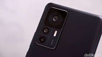 Xiaomi 12T menawarkan kamera 108 MP dengan sensor ISOCELL HM6 yang dilengkapi OIS untuk kestabilan gambar. Selain itu tersemat kamera ultra-wide 8 MP dan makro 2 MP Foto: Adi Fida Rahman/detikINET