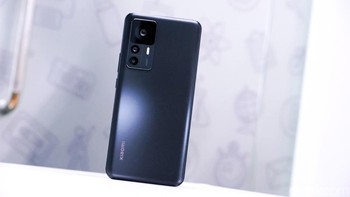Selain warna biru, Xiaomi 12T hadir dalam balutan warna hitam. Foto: Adi Fida Rahman/detikINET