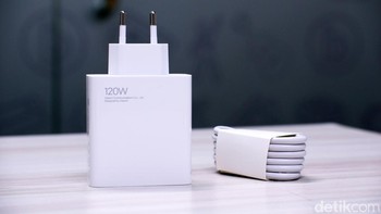 Diberikan charger 120W yang menjanjikan isi penuh perangkat 21 menit. Foto: Adi Fida Rahman/detikINET