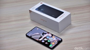 Xiaomi 12T pakai SoC Dimensity 8100 fabrikasi 5nm dengan GPU Mali-G610. Ada RAM LPDDR5 8GB dan storage 256GB, baterai 5.000 mAh dengan charger 120W. Harganya Rp 6,599 juta dan tersedia dalam warna biru dan hitam. Foto: Adi Fida Rahman/detikINET