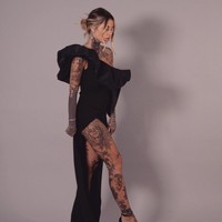 Wanita cantik itu pun pernah jadi model di video klip Omar Pedrini dan sempat mencoba menjadi DJ. Kini selain model dan selebgram, Zoe juga memiliki studio tato yang dicita-citakan sejak kecil.Foto: Instagram Zoe Cristofoli